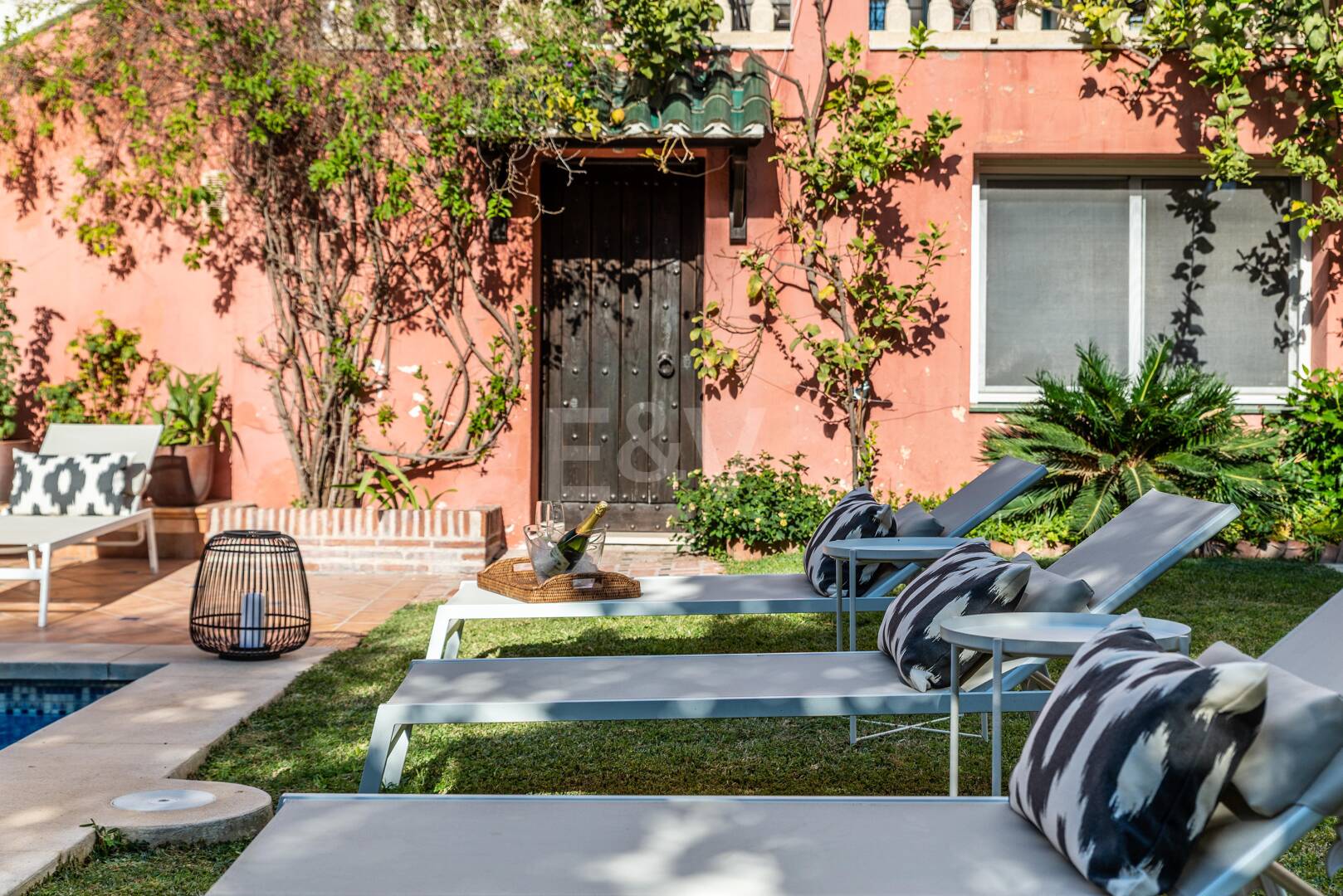 Charmig familjevilla i andalousian stil med privat pool och frodig trädgård