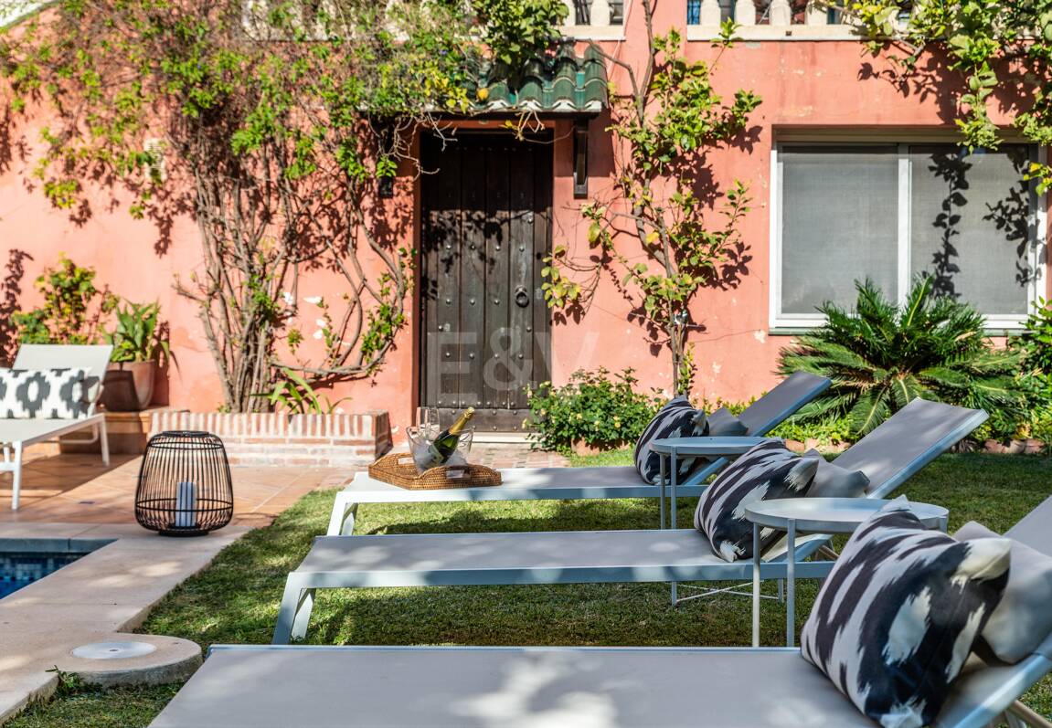 Charmig familjevilla i andalousian stil med privat pool och frodig trädgård