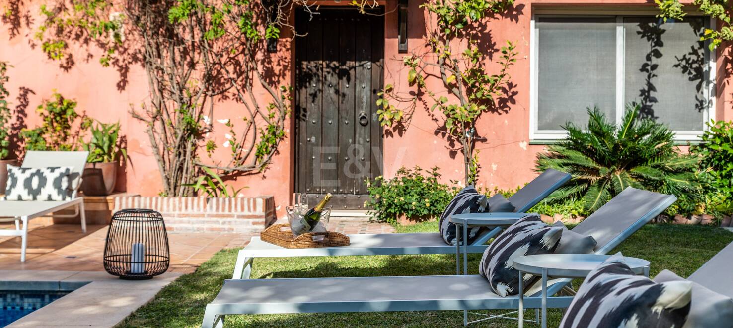 Charmig familjevilla i andalousian stil med privat pool och frodig trädgård
