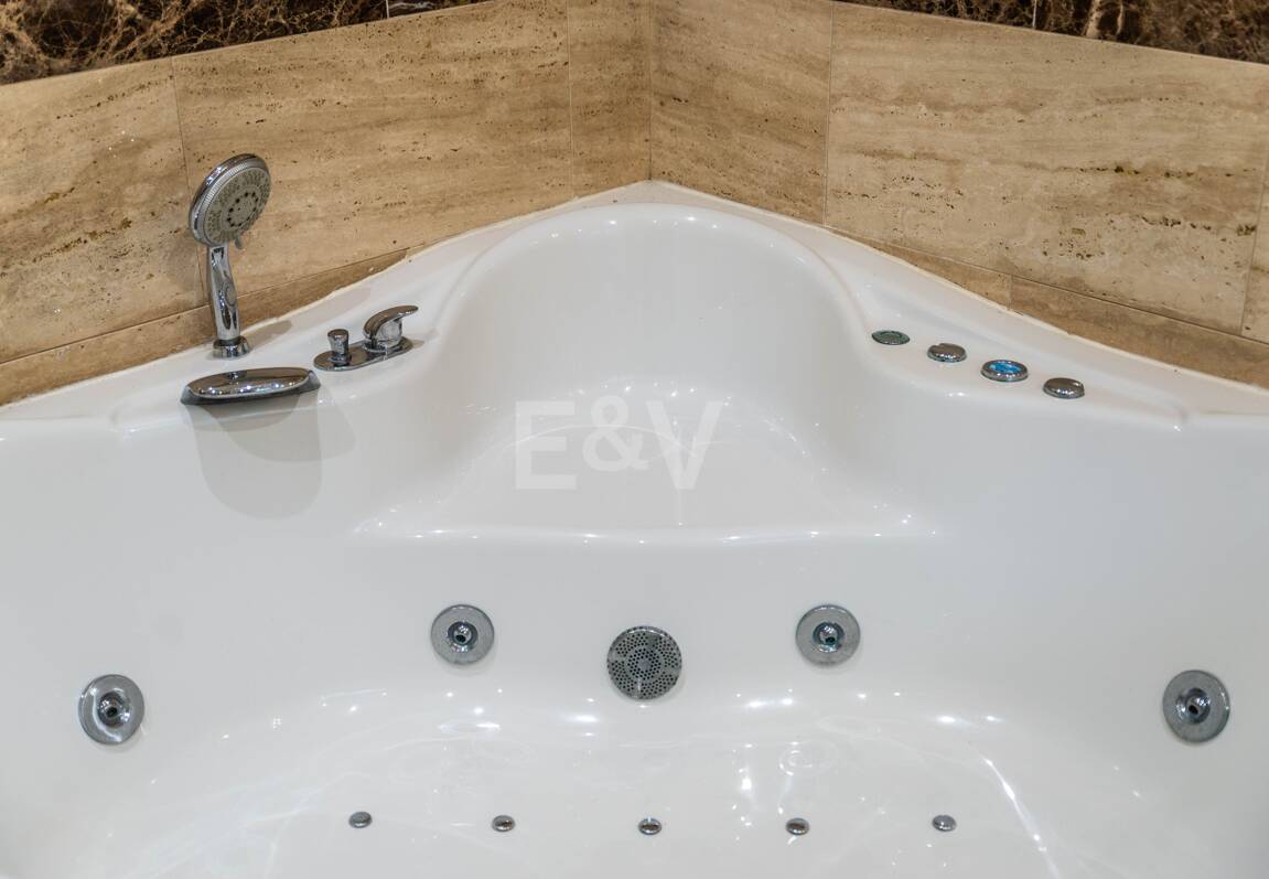 Charmig familjevilla i andalousian stil med privat pool och frodig trädgård