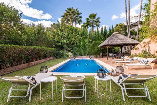 Charmig familjevilla i andalousian stil med privat pool och frodig trädgård