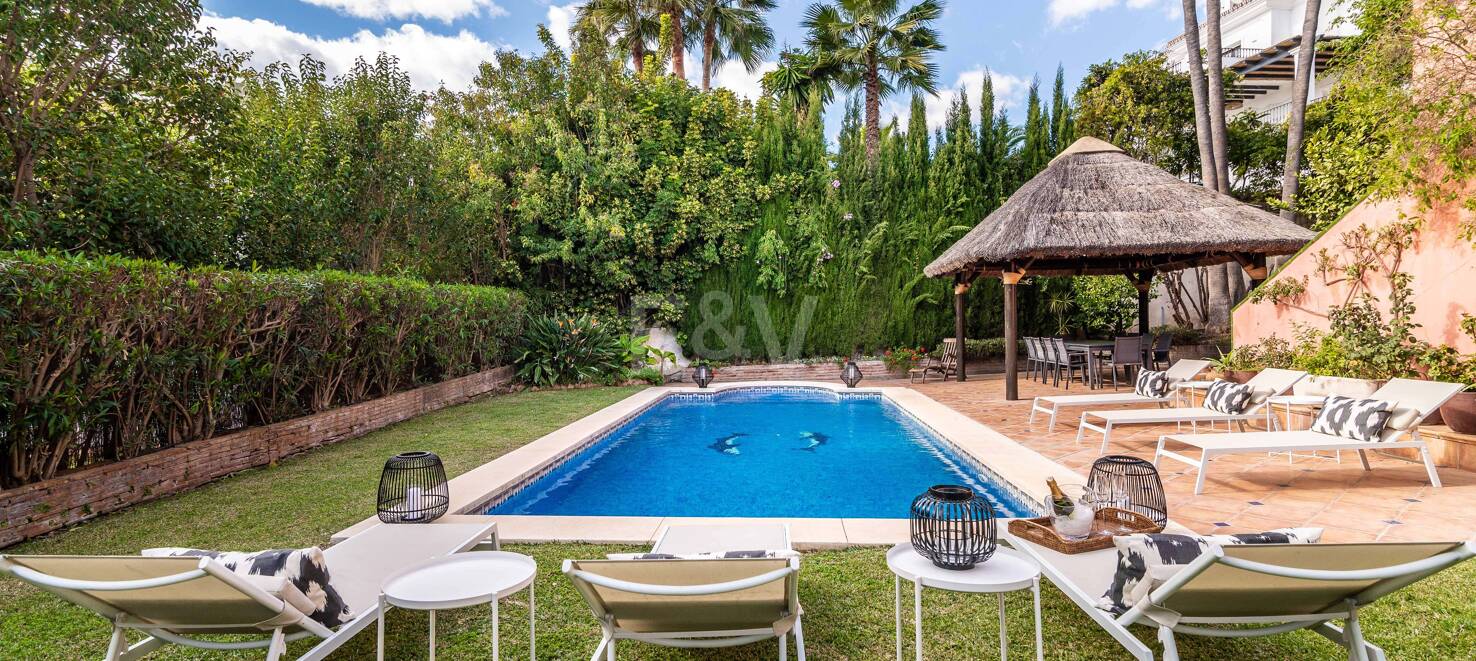 Charmig familjevilla i andalousian stil med privat pool och frodig trädgård