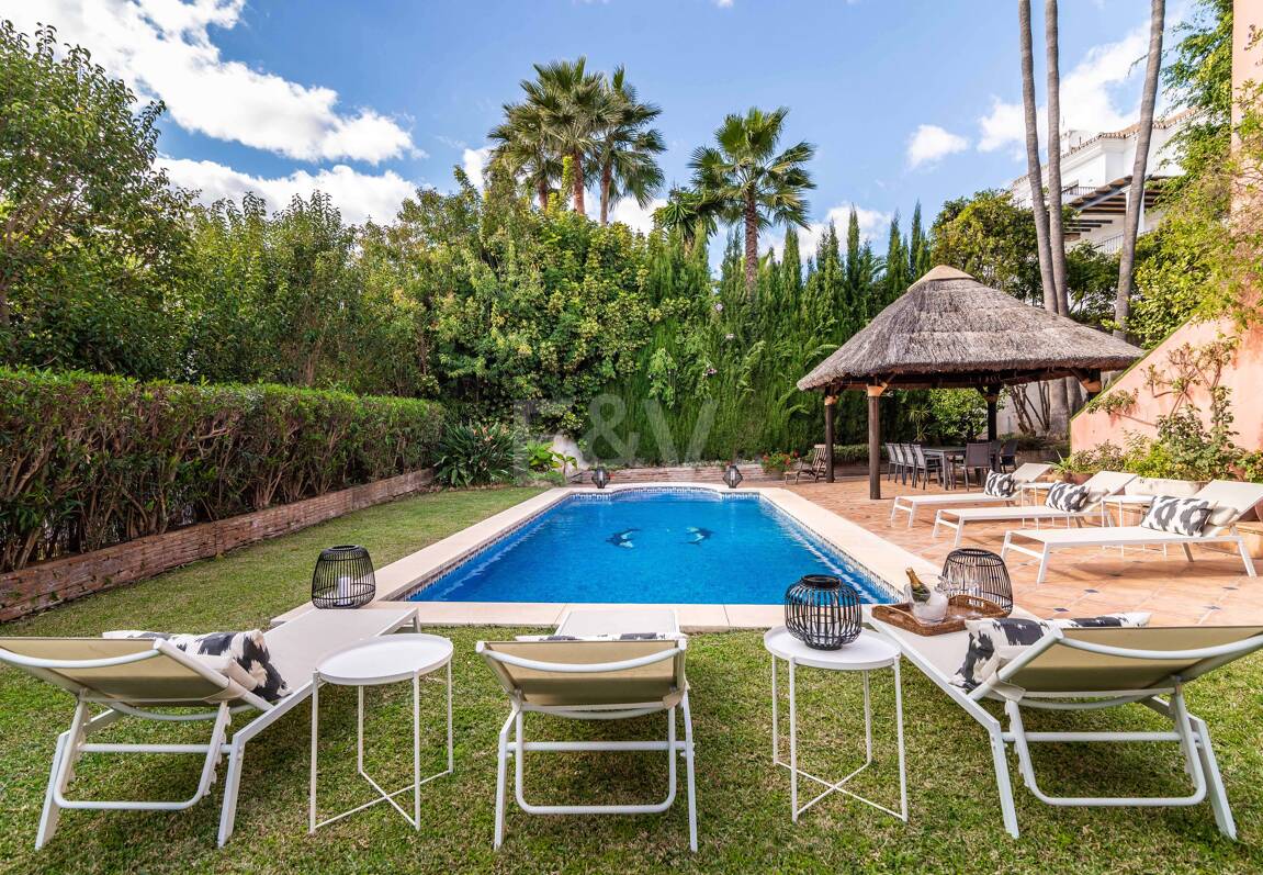 Charmig familjevilla i andalousian stil med privat pool och frodig trädgård