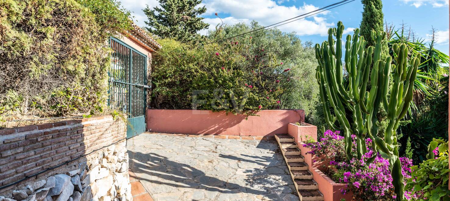 Charmig familjevilla i andalousian stil med privat pool och frodig trädgård
