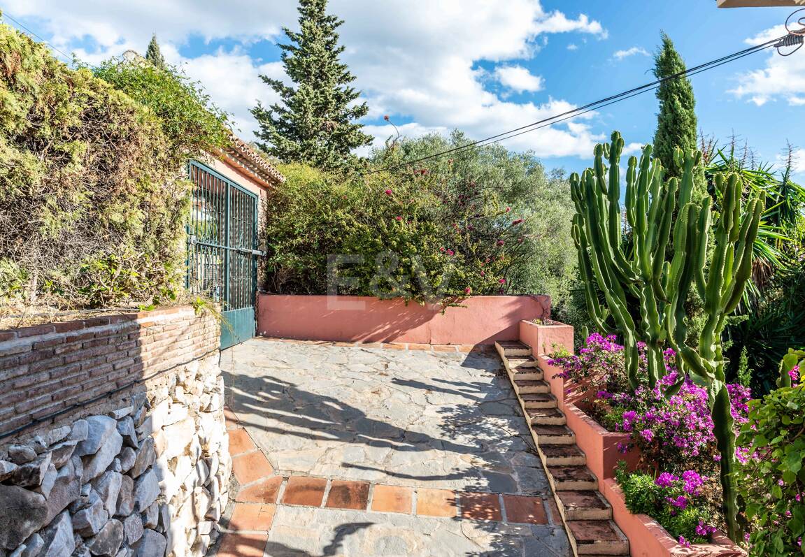 Charmig familjevilla i andalousian stil med privat pool och frodig trädgård