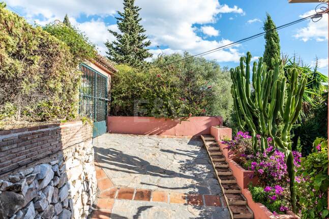 Charmig familjevilla i andalousian stil med privat pool och frodig trädgård