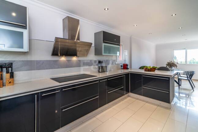 Charmig familjevilla i andalousian stil med privat pool och frodig trädgård