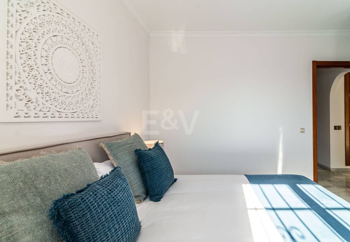 Charmig familjevilla i andalousian stil med privat pool och frodig trädgård