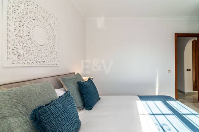 Charmig familjevilla i andalousian stil med privat pool och frodig trädgård