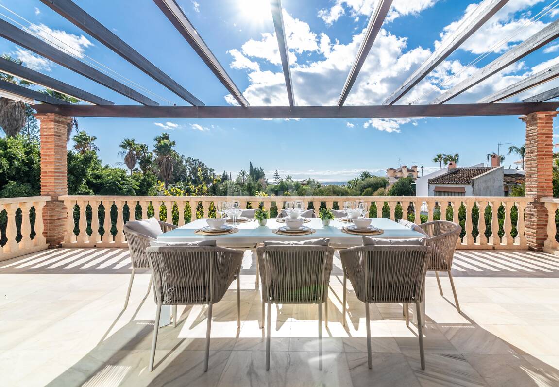 Charmig familjevilla i andalousian stil med privat pool och frodig trädgård