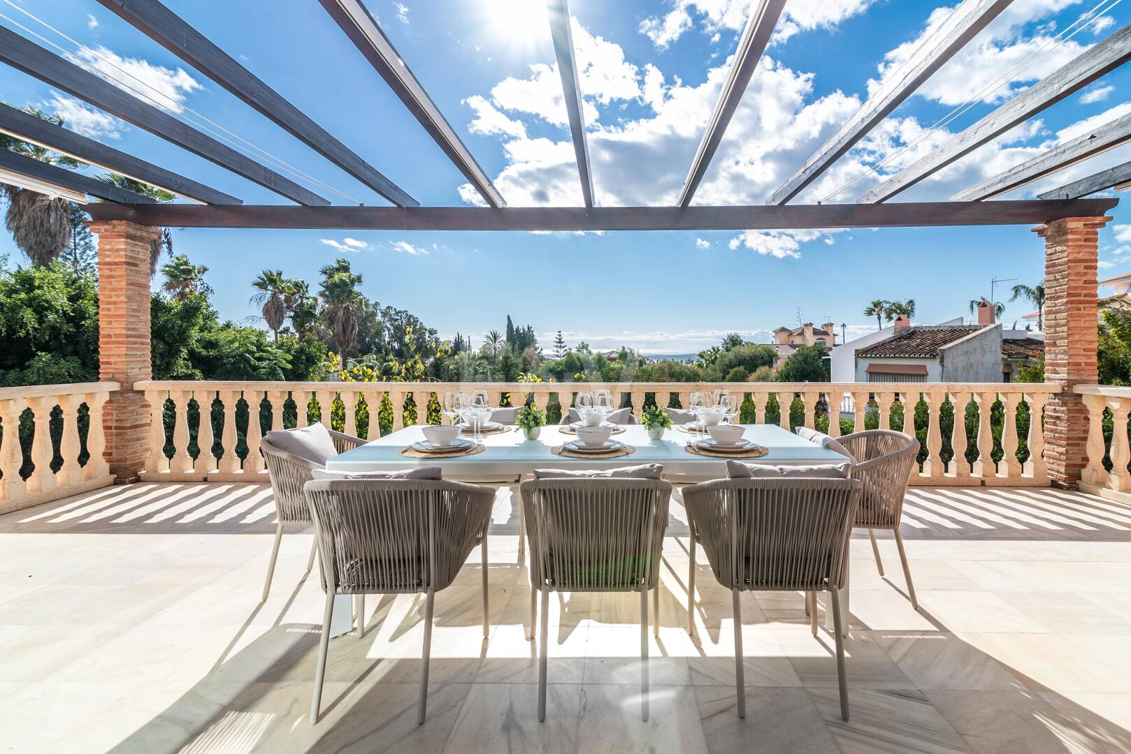 Charmig familjevilla i andalousian stil med privat pool och frodig trädgård