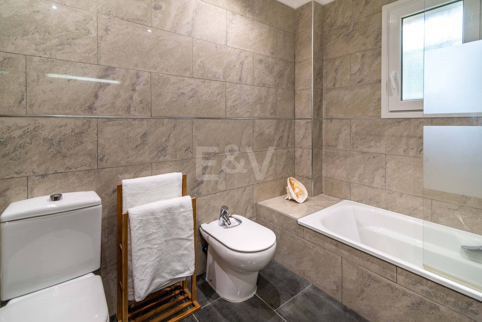 Charmig familjevilla i andalousian stil med privat pool och frodig trädgård