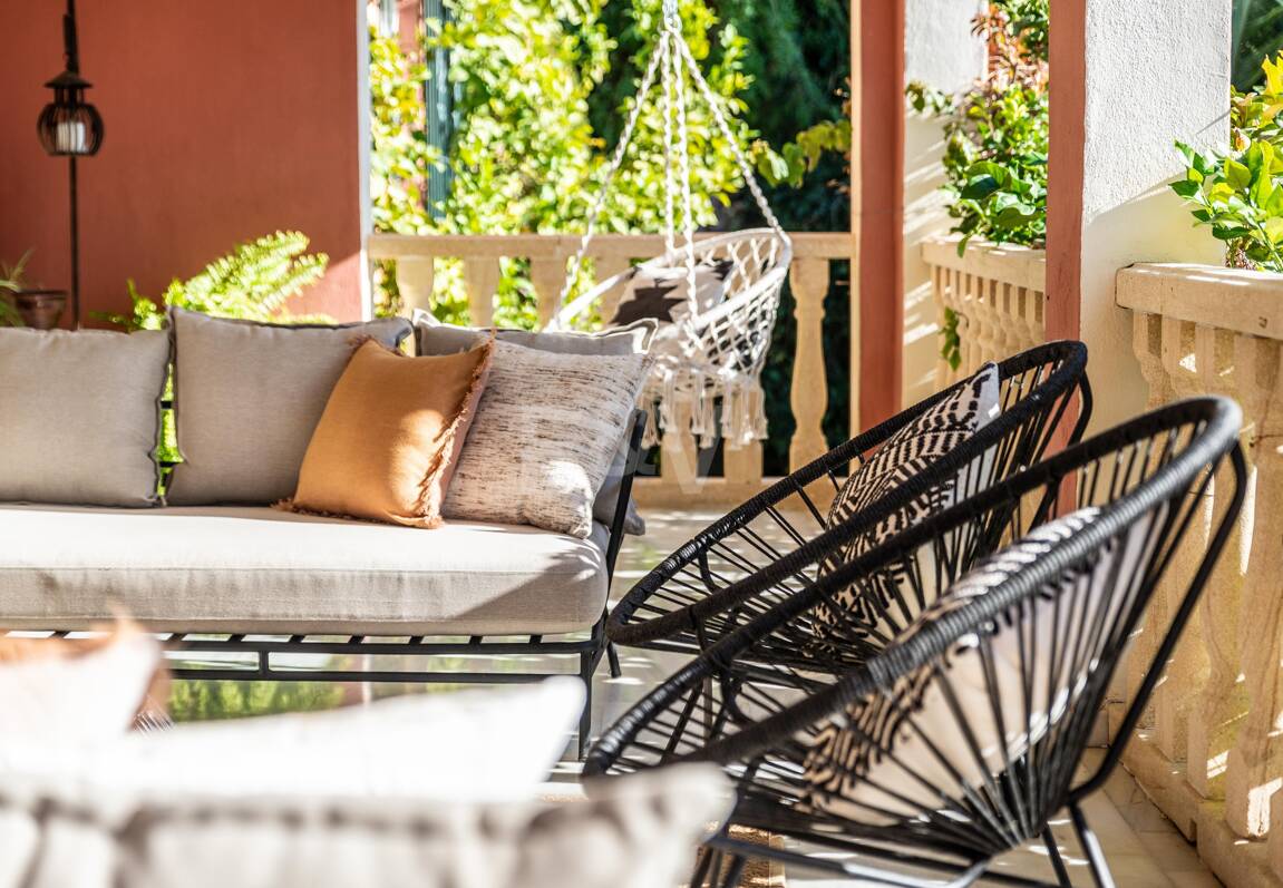 Charmig familjevilla i andalousian stil med privat pool och frodig trädgård