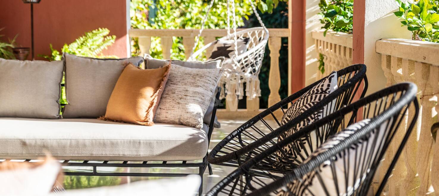 Charmig familjevilla i andalousian stil med privat pool och frodig trädgård
