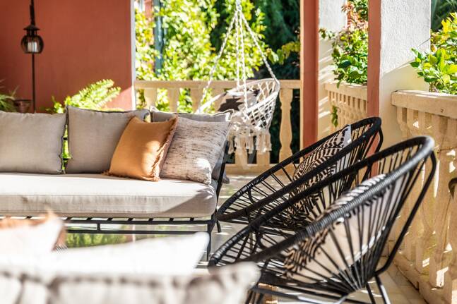 Charmig familjevilla i andalousian stil med privat pool och frodig trädgård