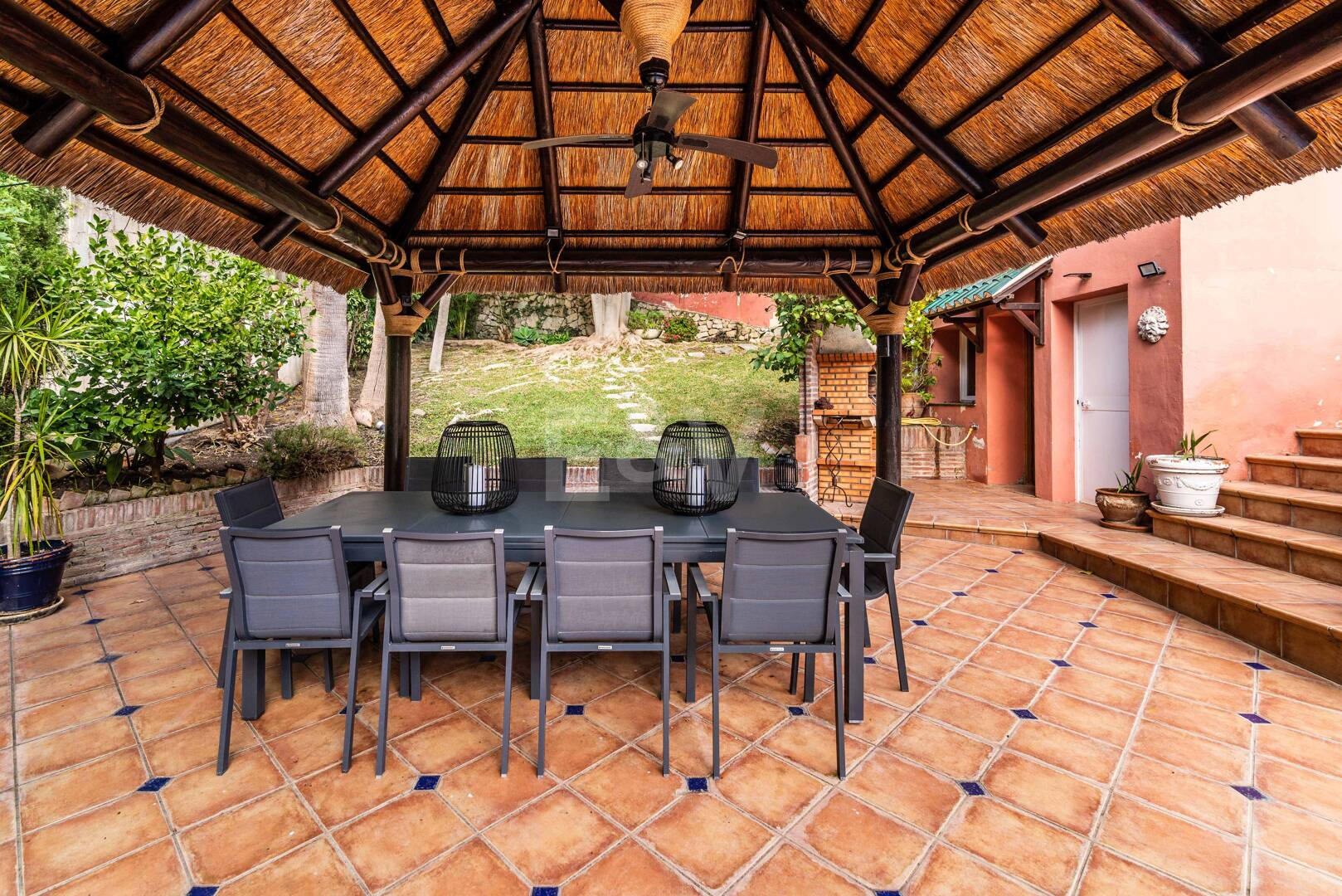 Charmig familjevilla i andalousian stil med privat pool och frodig trädgård