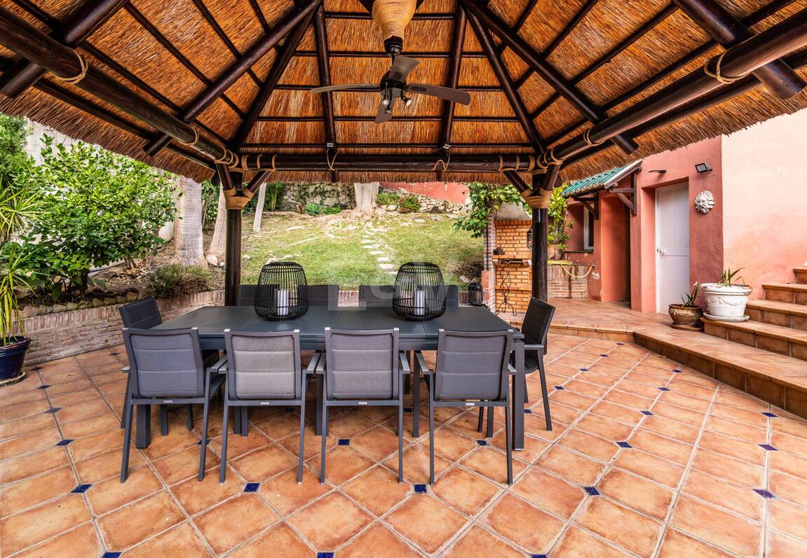 Charmig familjevilla i andalousian stil med privat pool och frodig trädgård