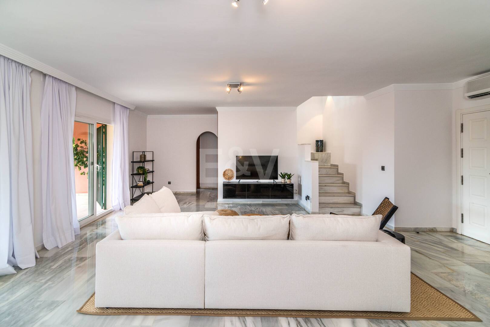 Charmig familjevilla i andalousian stil med privat pool och frodig trädgård