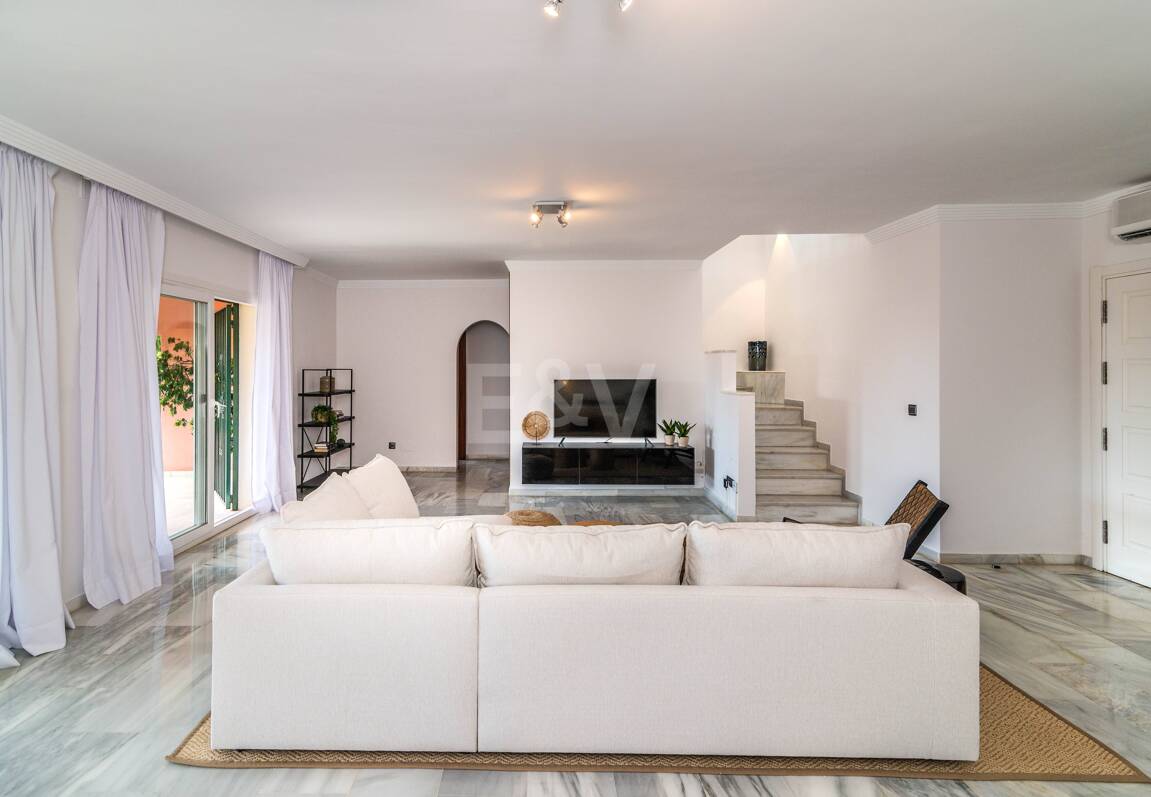 Charmig familjevilla i andalousian stil med privat pool och frodig trädgård