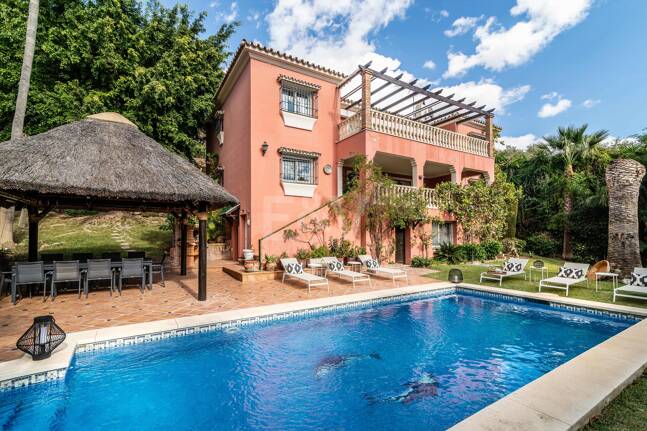 Charmig familjevilla i andalousian stil med privat pool och frodig trädgård