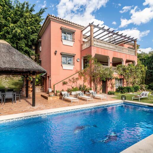 Charmig familjevilla i andalousian stil med privat pool och frodig trädgård