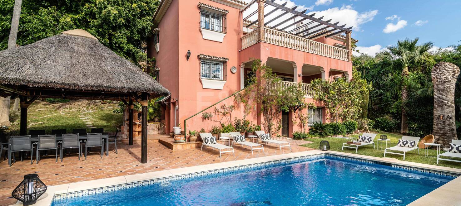 Charmig familjevilla i andalousian stil med privat pool och frodig trädgård