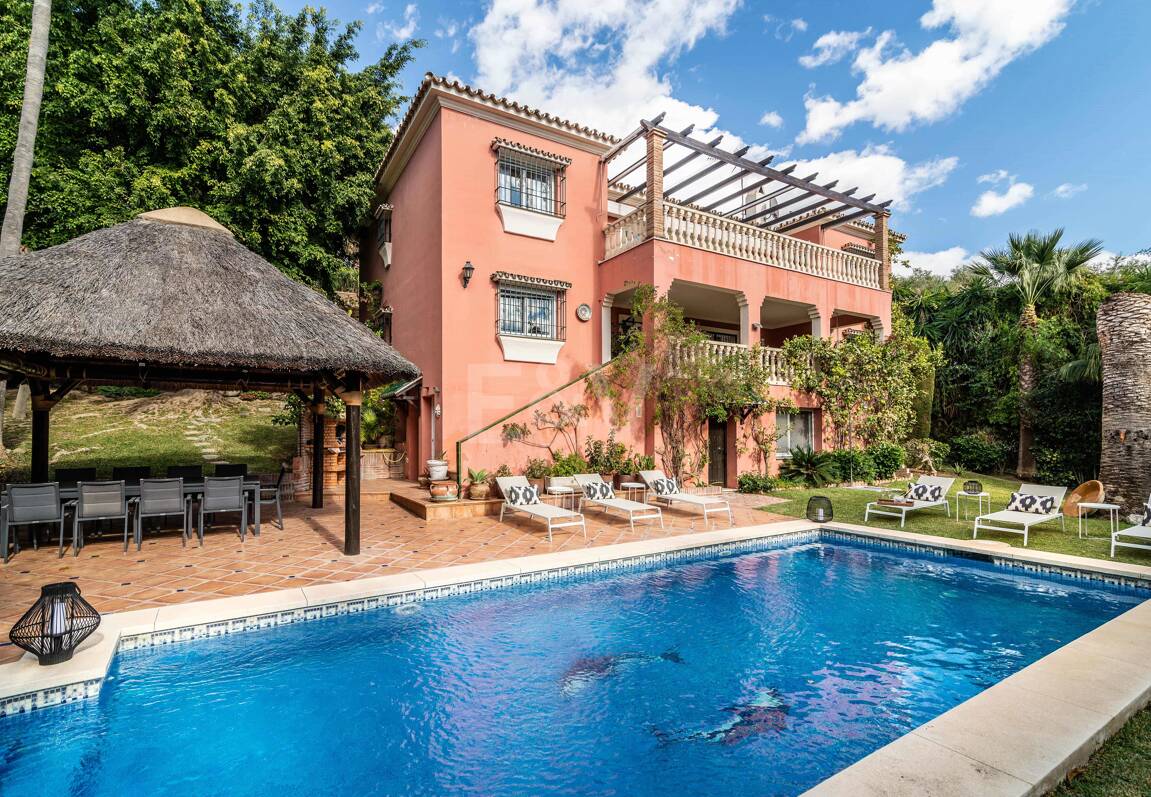 Charmig familjevilla i andalousian stil med privat pool och frodig trädgård