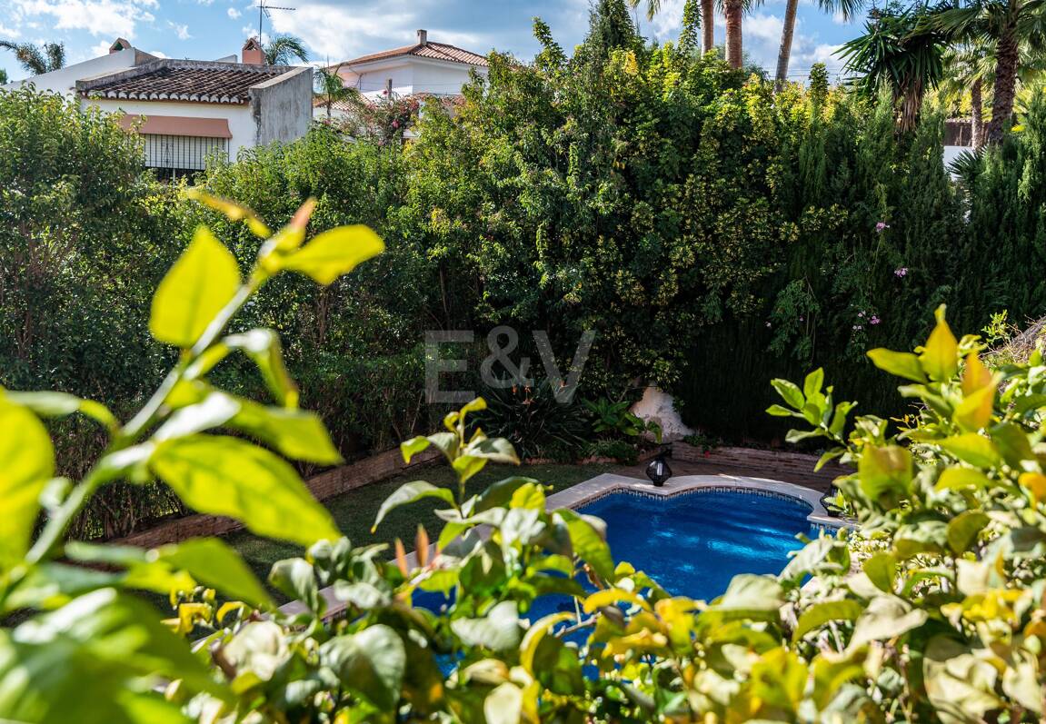 Charmig familjevilla i andalousian stil med privat pool och frodig trädgård