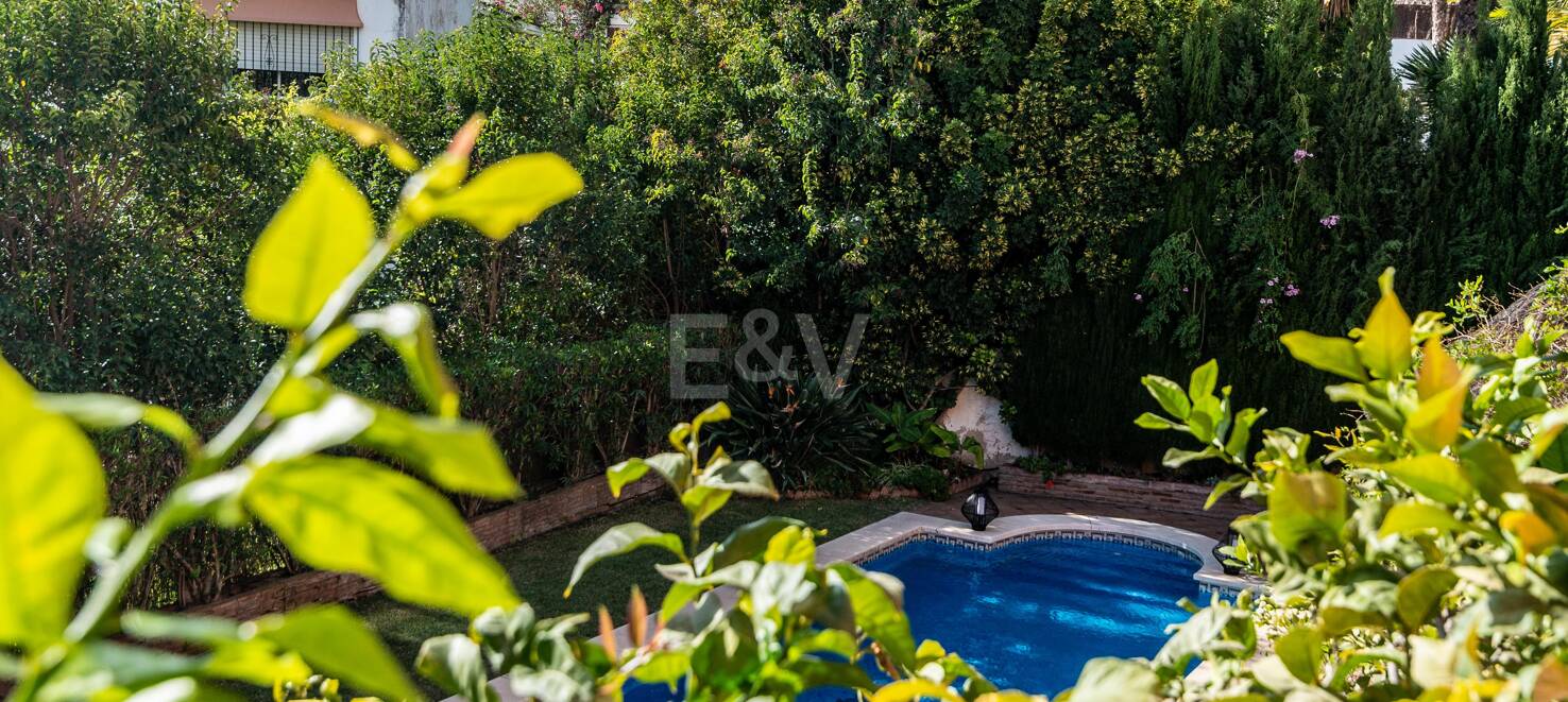 Charmig familjevilla i andalousian stil med privat pool och frodig trädgård
