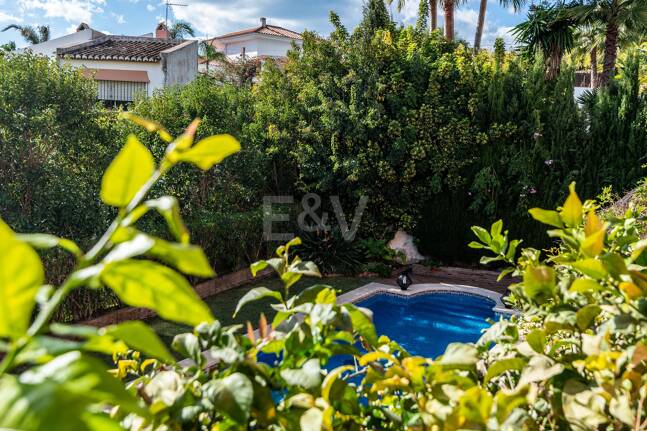 Charmig familjevilla i andalousian stil med privat pool och frodig trädgård