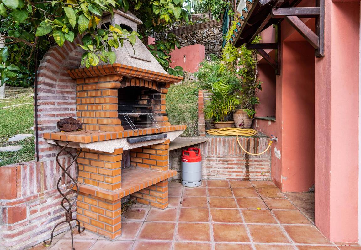 Charmig familjevilla i andalousian stil med privat pool och frodig trädgård