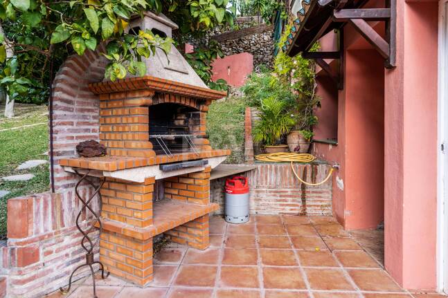 Charmig familjevilla i andalousian stil med privat pool och frodig trädgård