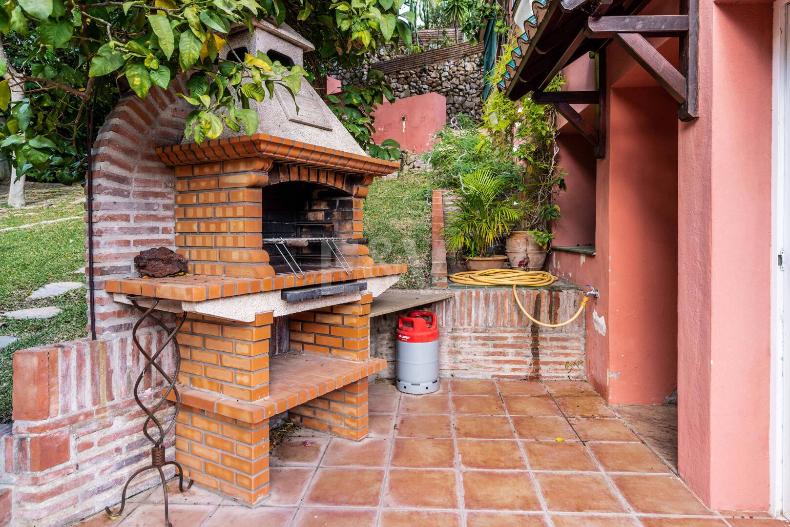 Charmig familjevilla i andalousian stil med privat pool och frodig trädgård