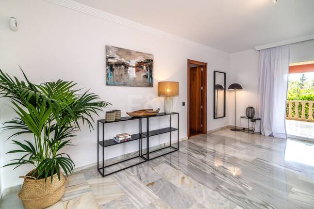 Charmig familjevilla i andalousian stil med privat pool och frodig trädgård