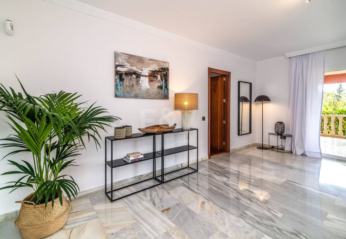 Charmig familjevilla i andalousian stil med privat pool och frodig trädgård