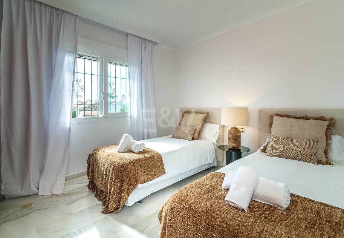 Charmig familjevilla i andalousian stil med privat pool och frodig trädgård