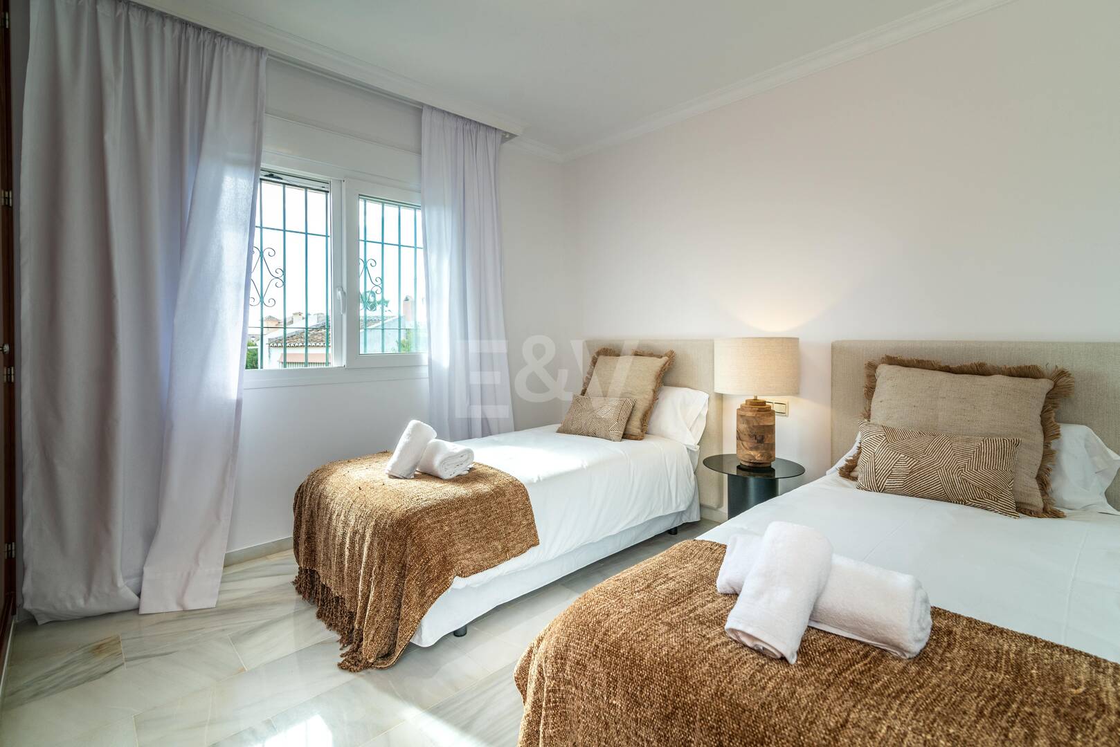 Charmig familjevilla i andalousian stil med privat pool och frodig trädgård