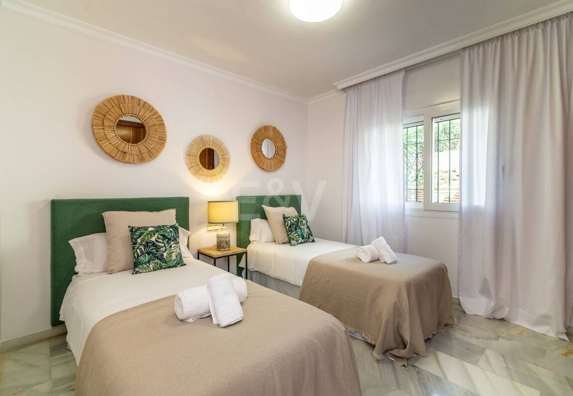 Charmig familjevilla i andalousian stil med privat pool och frodig trädgård