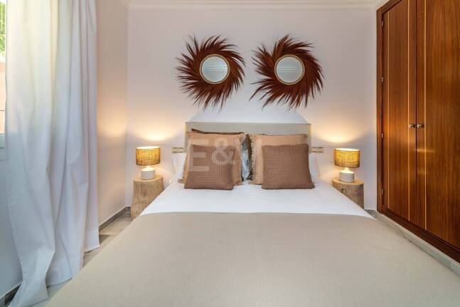 Charmig familjevilla i andalousian stil med privat pool och frodig trädgård