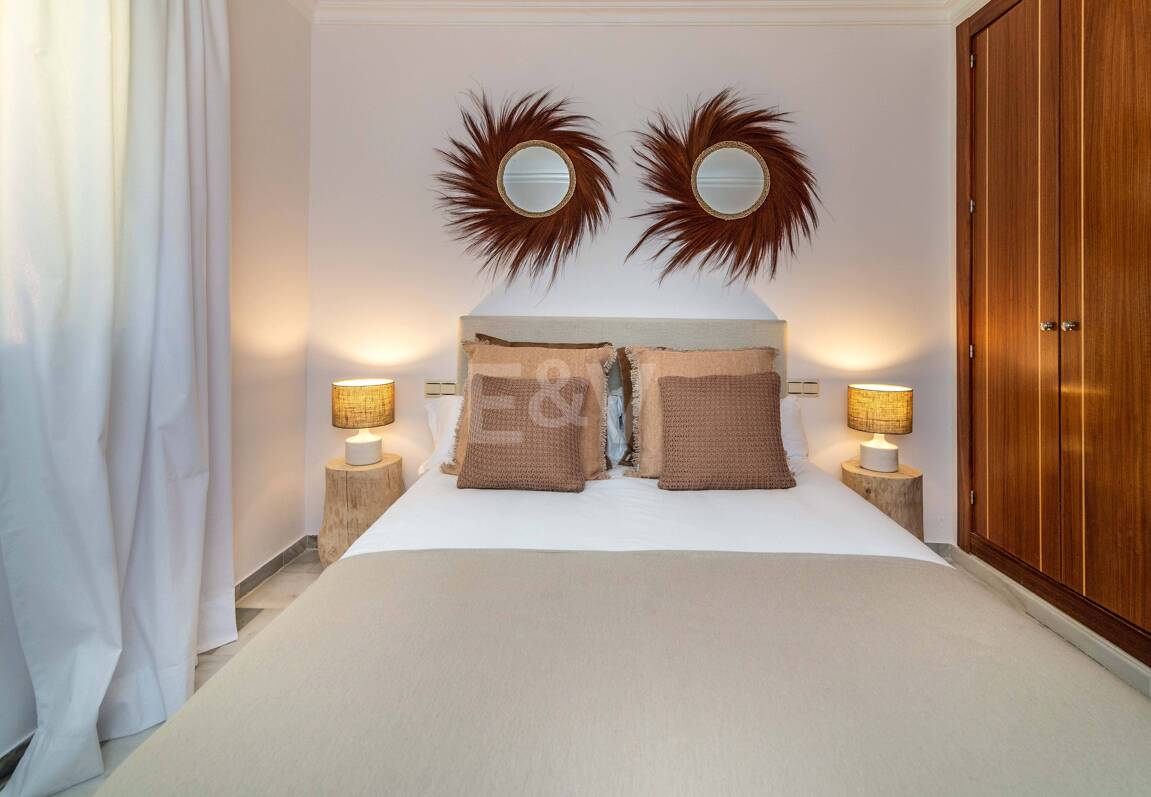 Charmig familjevilla i andalousian stil med privat pool och frodig trädgård