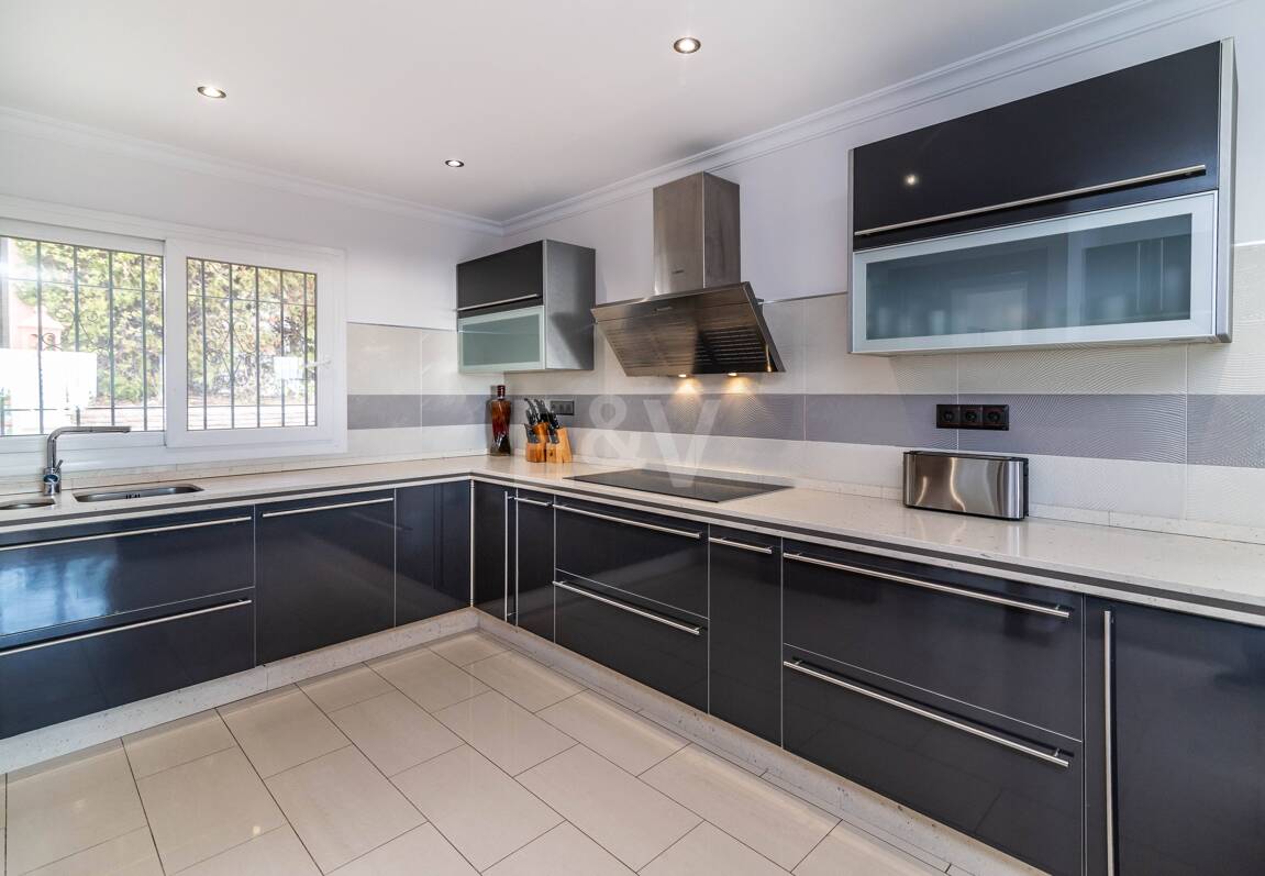 Charmig familjevilla i andalousian stil med privat pool och frodig trädgård