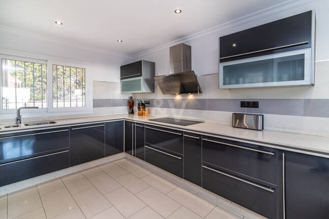 Charmig familjevilla i andalousian stil med privat pool och frodig trädgård