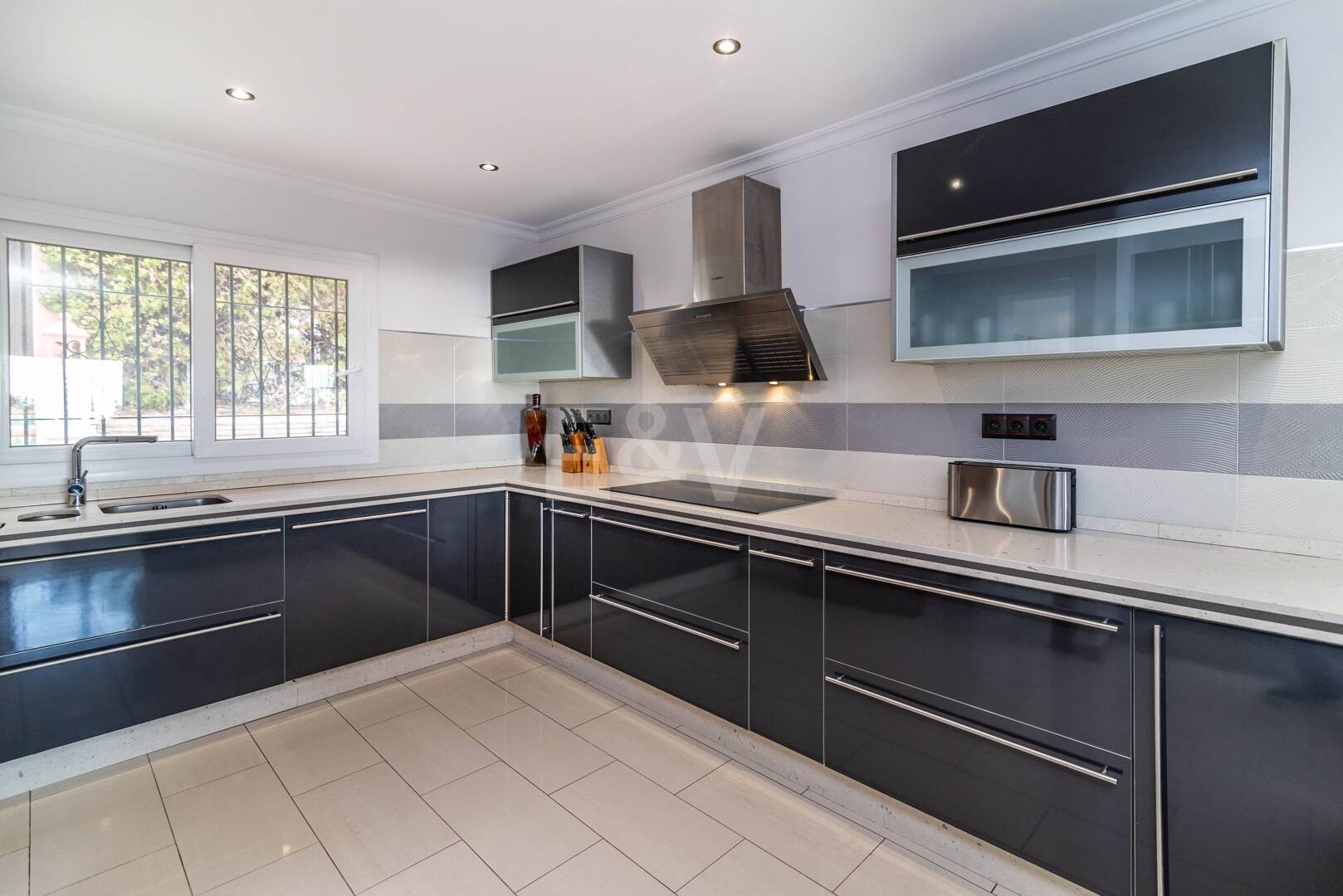 Charmig familjevilla i andalousian stil med privat pool och frodig trädgård