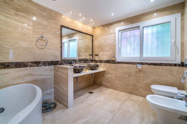 Charmig familjevilla i andalousian stil med privat pool och frodig trädgård