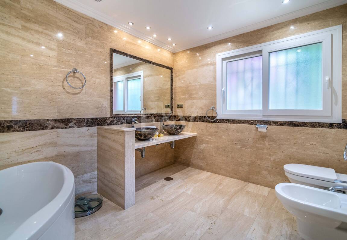 Charmig familjevilla i andalousian stil med privat pool och frodig trädgård