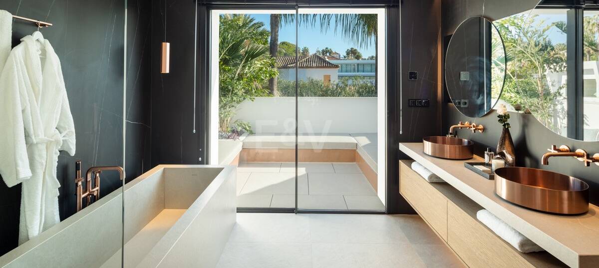 Exquisite Contemporary Villa with Golf Frontage in Las Brisas