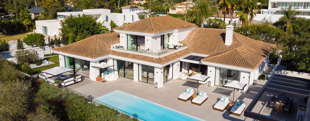 Exquisita Villa Contemporánea en Primera Línea de Golf en Las Brisas