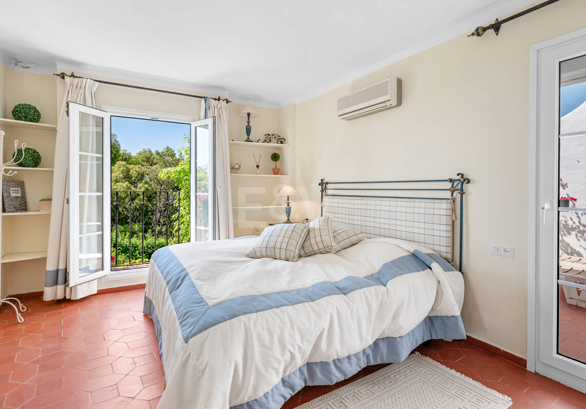 Encantadora casa adosada con jardín privado en Altos de Los Monteros