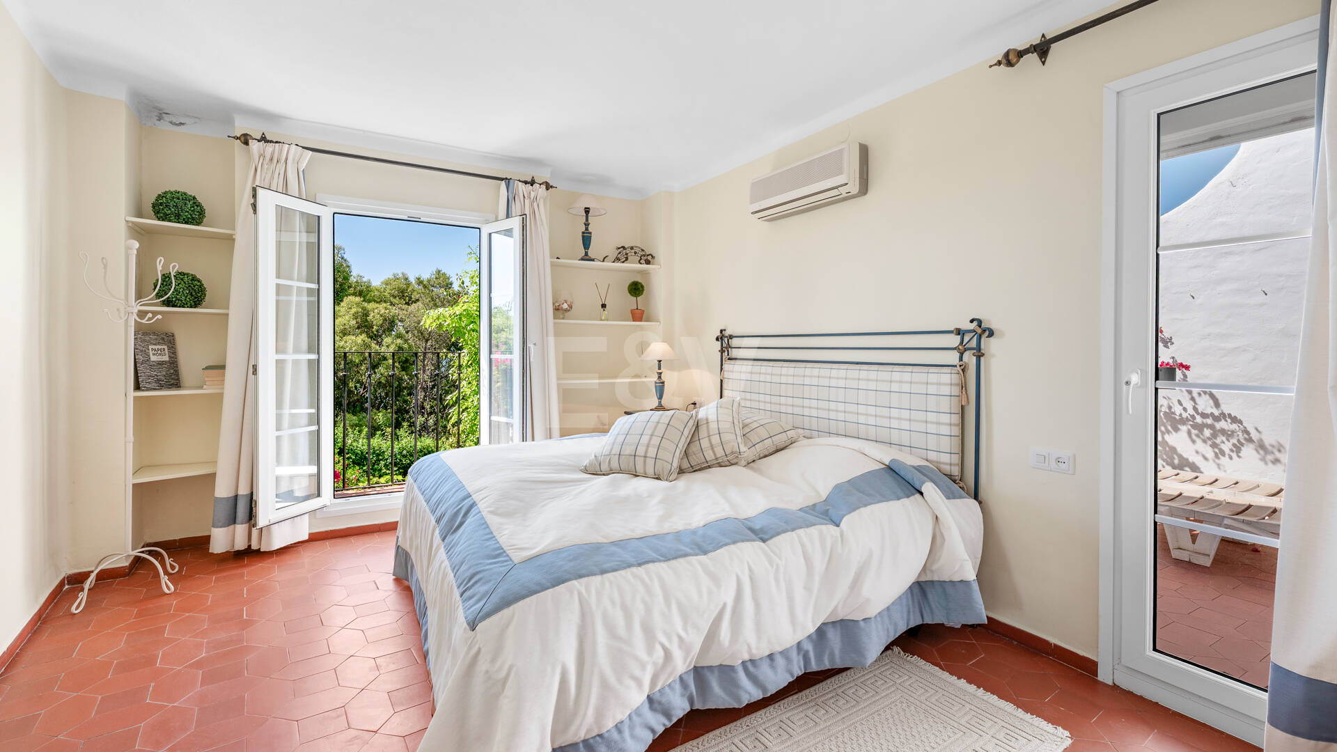 Charming Townhouse with Private Garden in Altos de Los Monteros