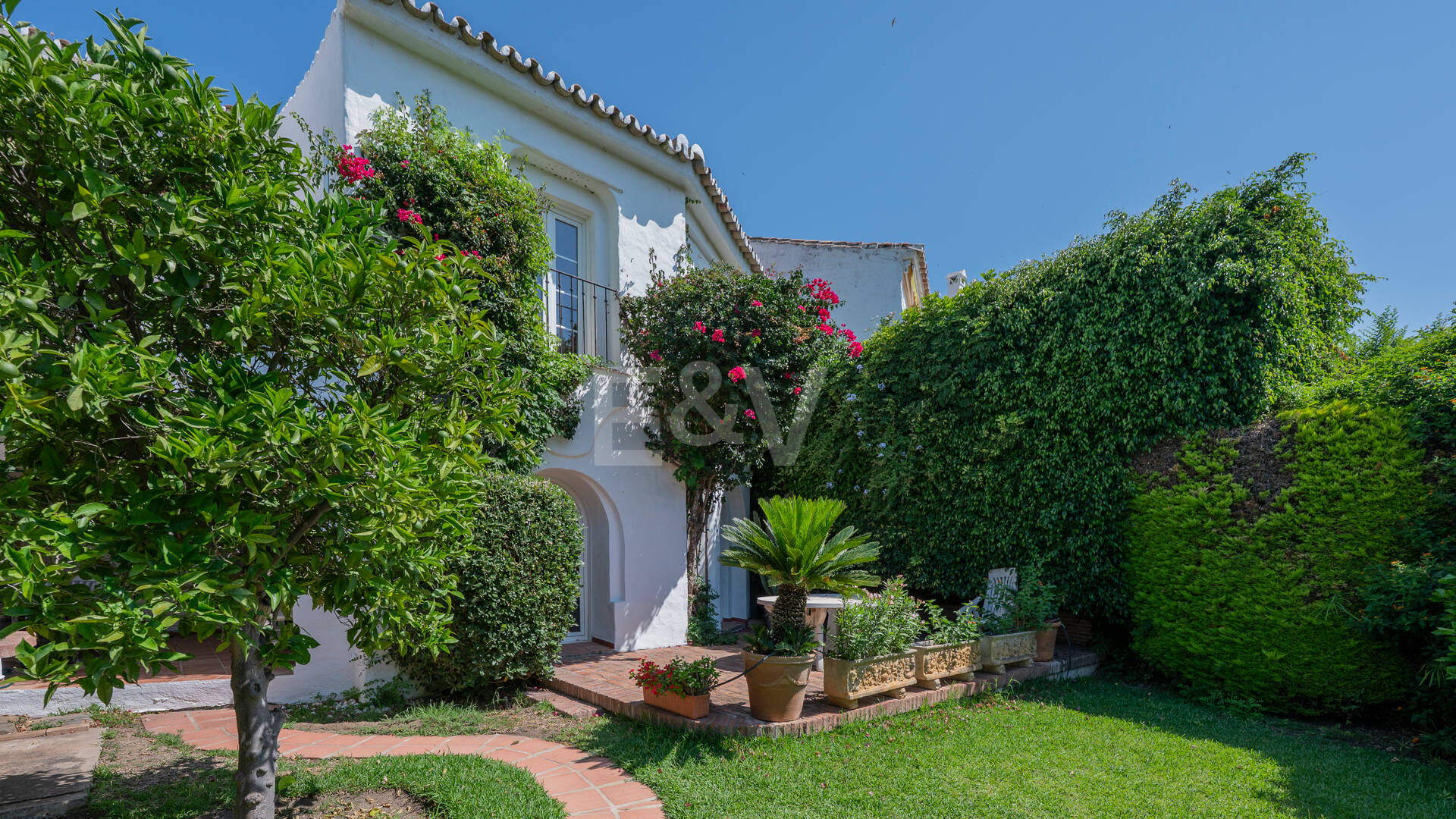 Charming Townhouse with Private Garden in Altos de Los Monteros